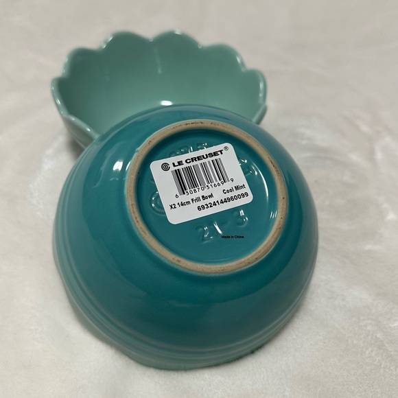 NWT Le Creuset Set of 2 Frill Bowls 5.5”/14cm in Color Cool Mint Scalloped Edges - Picture 2 of 6